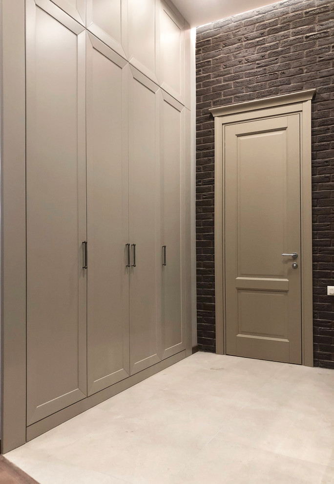 Immagine di un corridoio classico di medie dimensioni con pareti marroni, pavimento in gres porcellanato, una porta singola, una porta in legno scuro, pavimento beige e pareti in mattoni
