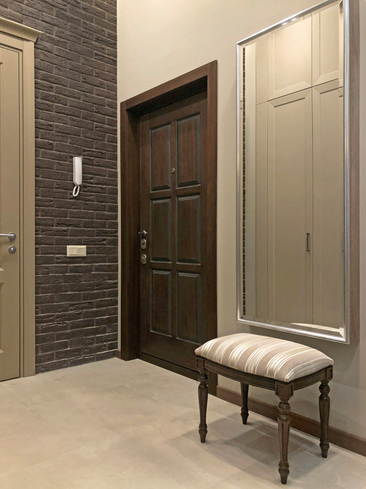 Foto di una porta d'ingresso contemporanea di medie dimensioni con pareti beige, pavimento con piastrelle in ceramica, una porta singola, una porta in legno scuro, pavimento beige, soffitto ribassato e pareti in mattoni