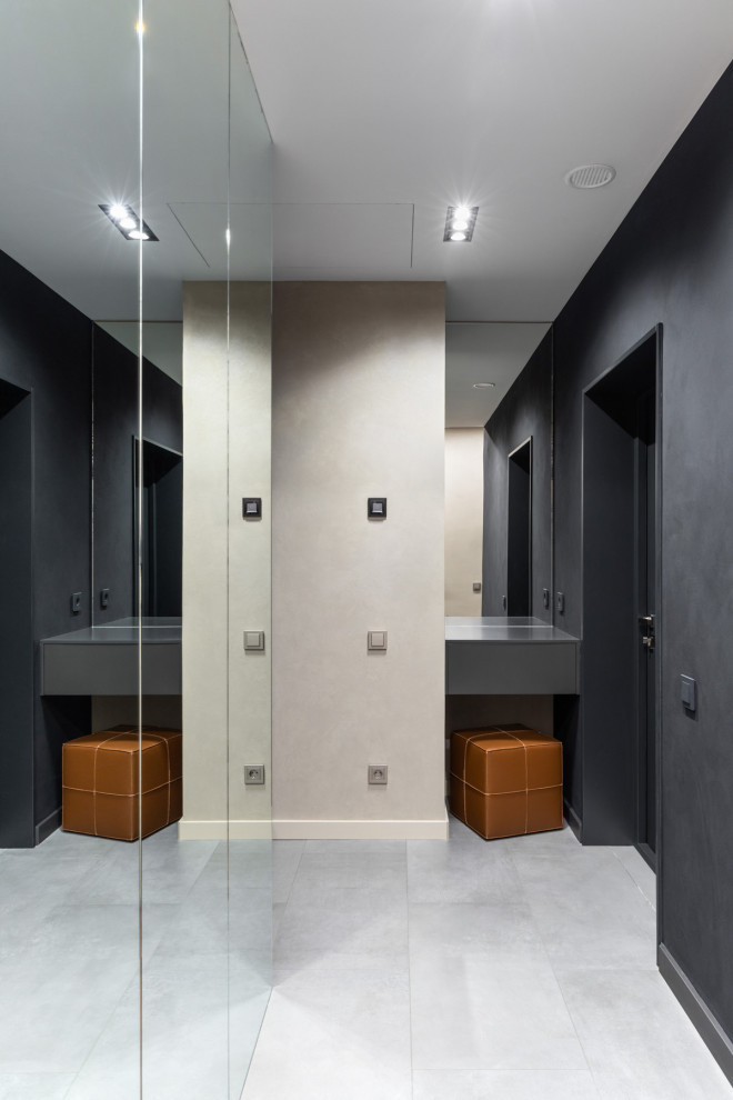 Foto de hall actual de tamaño medio con paredes negras, suelo de baldosas de porcelana, puerta simple, puerta negra y suelo gris