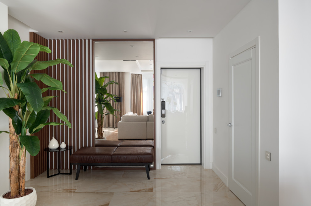 Источник вдохновения для домашнего уюта: большая входная дверь в современном стиле с белыми стенами, одностворчатой входной дверью, белой входной дверью и бежевым полом