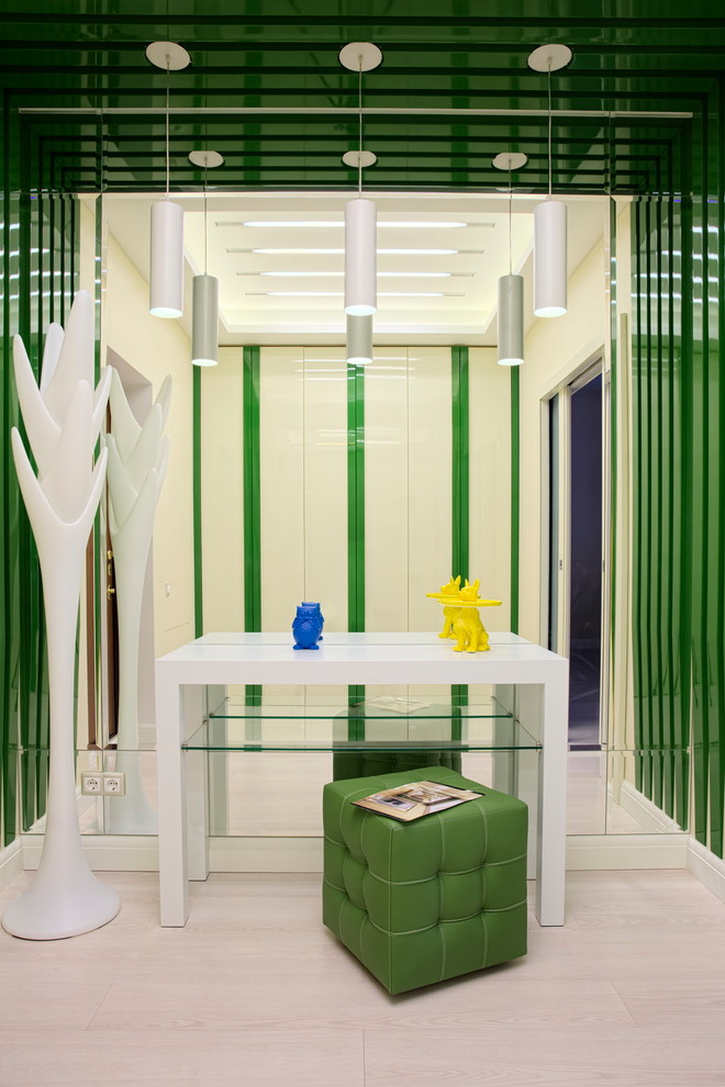 Идея дизайна: узкая прихожая в современном стиле с зелеными стенами и светлым паркетным полом