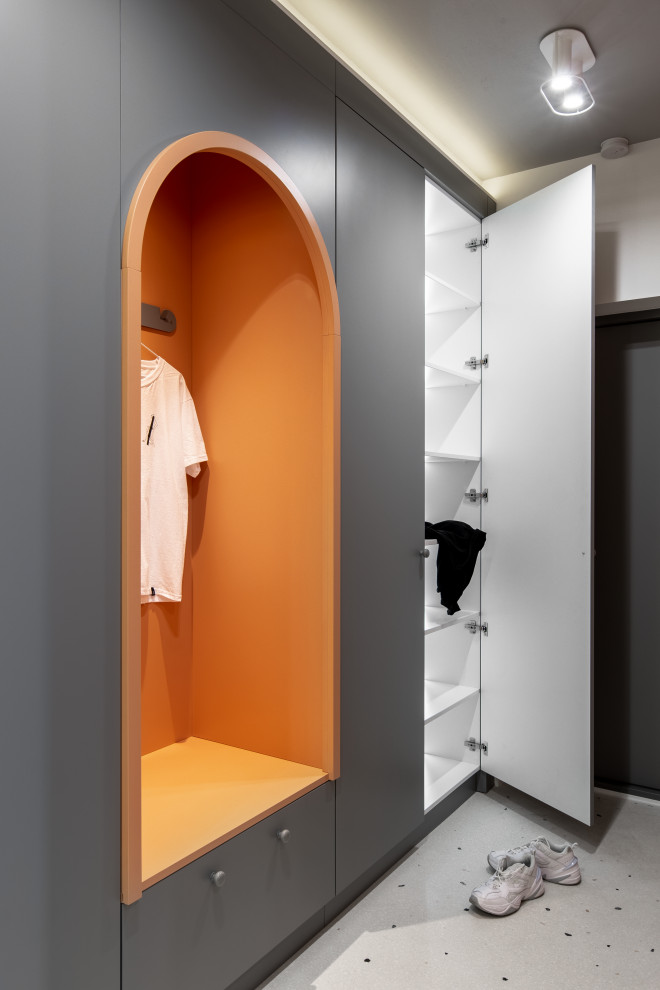 Пример оригинального дизайна: большая узкая прихожая в современном стиле с оранжевыми стенами, полом из терраццо и белым полом