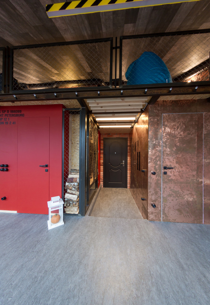 Cette photo montre une grande entrée industrielle avec un vestiaire, un sol en linoléum, une porte simple et une porte marron.