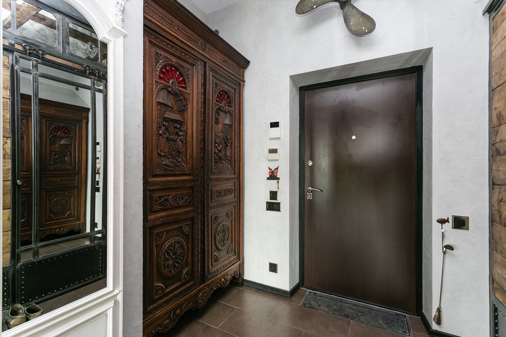 Источник вдохновения для домашнего уюта: входная дверь среднего размера в стиле лофт с серыми стенами, полом из керамогранита, одностворчатой входной дверью, входной дверью из темного дерева и коричневым полом