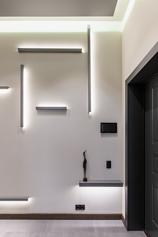 Idéer för en modern entré, med vita väggar, en enkeldörr, en svart dörr och grått golv