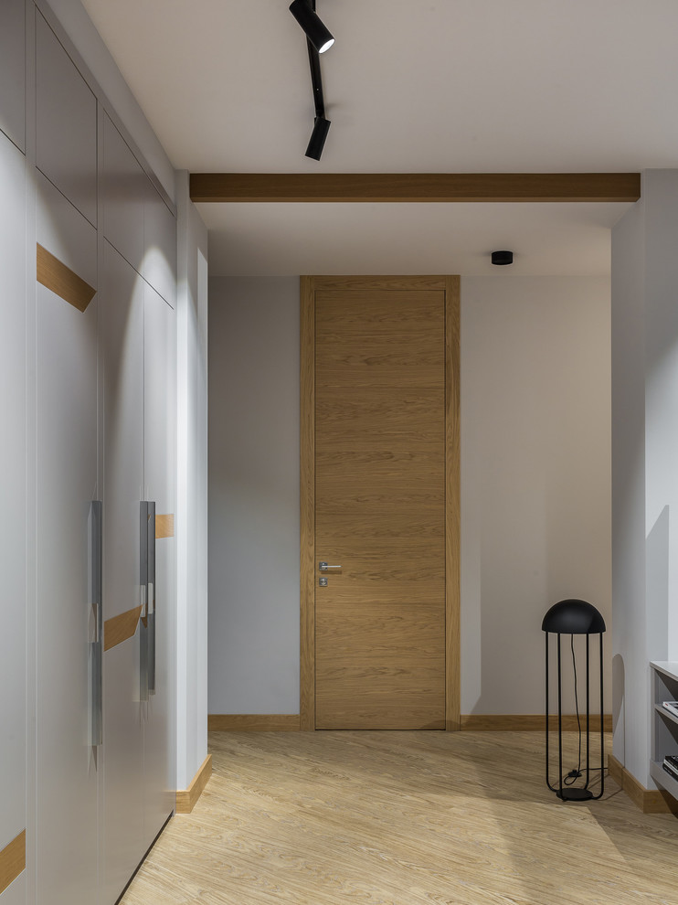 Idées déco pour une entrée contemporaine de taille moyenne avec un couloir, un mur gris, un sol en vinyl, une porte simple, une porte en bois brun et un sol jaune.