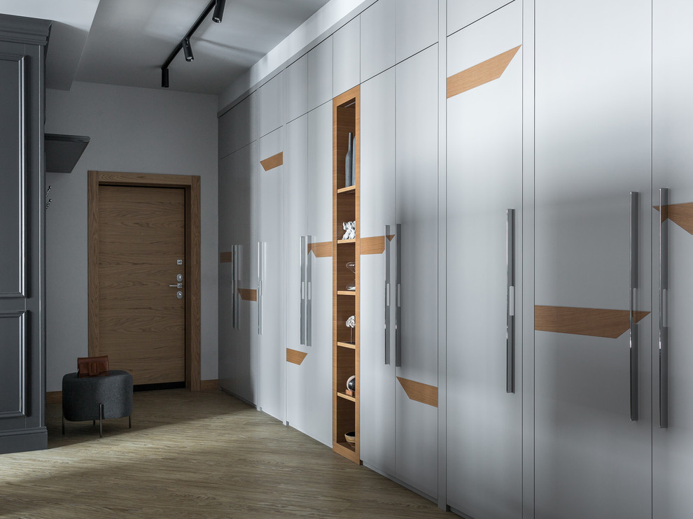 Réalisation d'une entrée design de taille moyenne avec un couloir, un mur gris, un sol en vinyl, une porte simple, une porte en bois brun et un sol jaune.