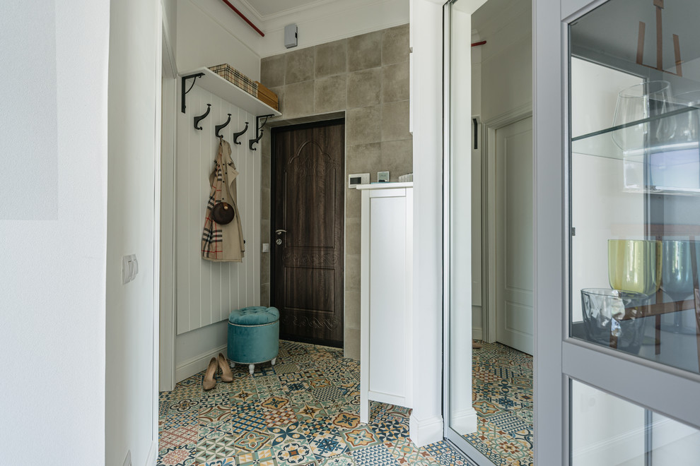 Пример оригинального дизайна: маленькая входная дверь в стиле фьюжн с белыми стенами, полом из керамической плитки, одностворчатой входной дверью, коричневой входной дверью и разноцветным полом для на участке и в саду
