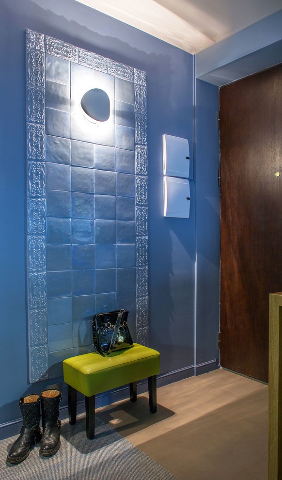 Источник вдохновения для домашнего уюта: входная дверь в современном стиле с синими стенами, одностворчатой входной дверью и входной дверью из дерева среднего тона