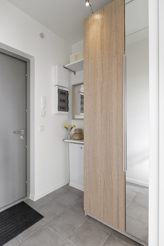 Идея дизайна: входная дверь в скандинавском стиле с одностворчатой входной дверью, серой входной дверью, серым полом, белыми стенами и полом из керамогранита