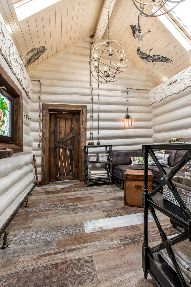 Rustikales Foyer mit weißer Wandfarbe, braunem Holzboden, Einzeltür und hellbrauner Holzhaustür in Sonstige