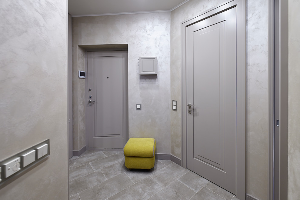 На фото: прихожая среднего размера в стиле неоклассика (современная классика) с серыми стенами, одностворчатой входной дверью, серой входной дверью и серым полом