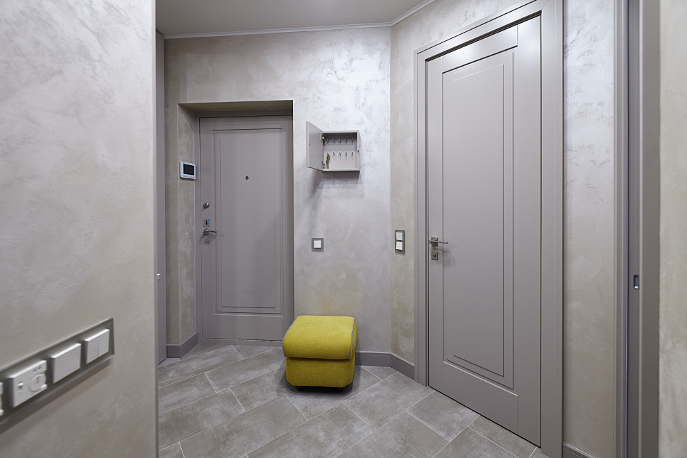Свежая идея для дизайна: прихожая среднего размера в стиле неоклассика (современная классика) с серыми стенами, одностворчатой входной дверью, серой входной дверью и серым полом - отличное фото интерьера
