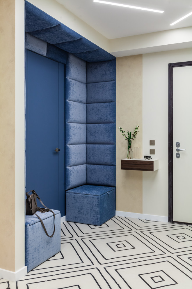 Inspiration pour une porte d'entrée design avec un mur beige, une porte simple, une porte bleue et du lambris.
