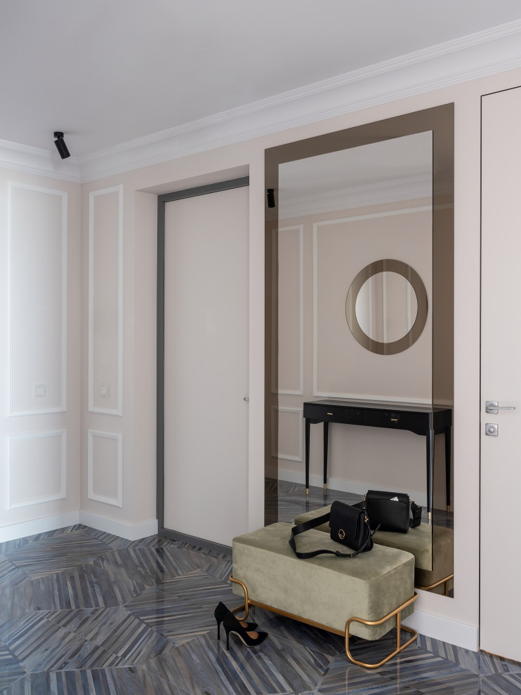 На фото: входная дверь в стиле неоклассика (современная классика) с одностворчатой входной дверью и серым полом с