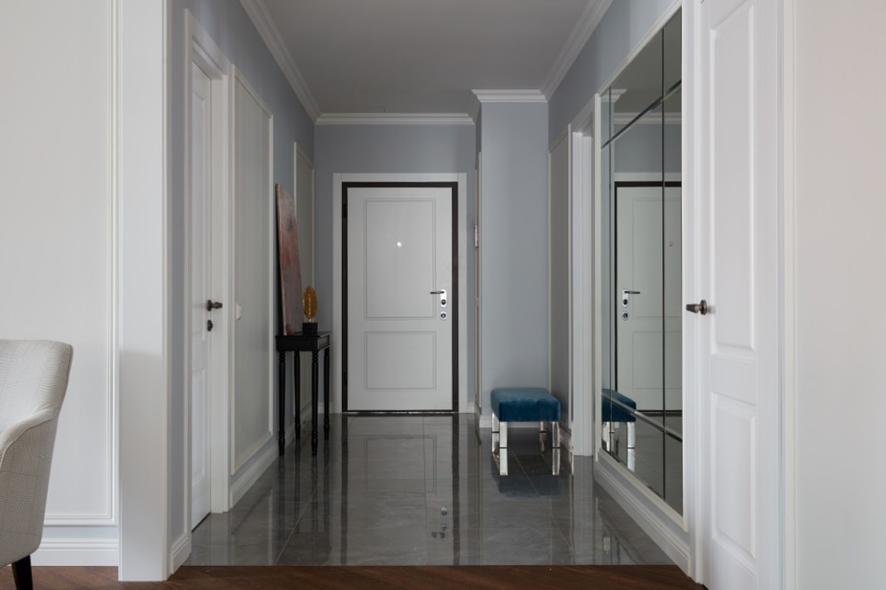 На фото: входная дверь в стиле неоклассика (современная классика) с одностворчатой входной дверью и белой входной дверью