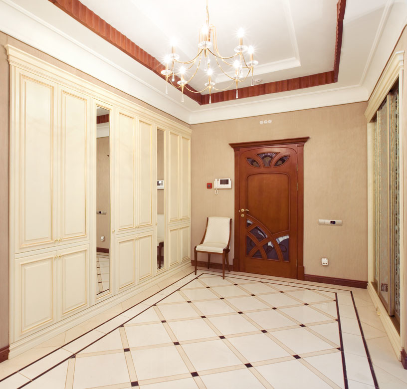Foto de vestíbulo bohemio grande con suelo de baldosas de porcelana, puerta simple, puerta de madera en tonos medios, suelo blanco y paredes beige