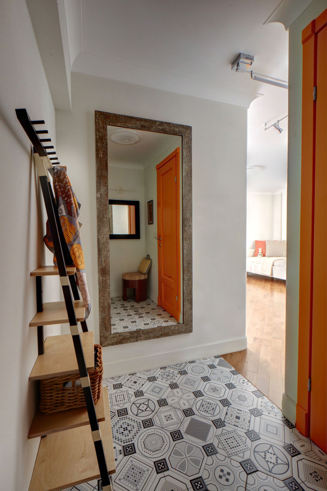 Idées déco pour une petite entrée contemporaine avec un couloir, un mur blanc et un sol en carrelage de céramique.