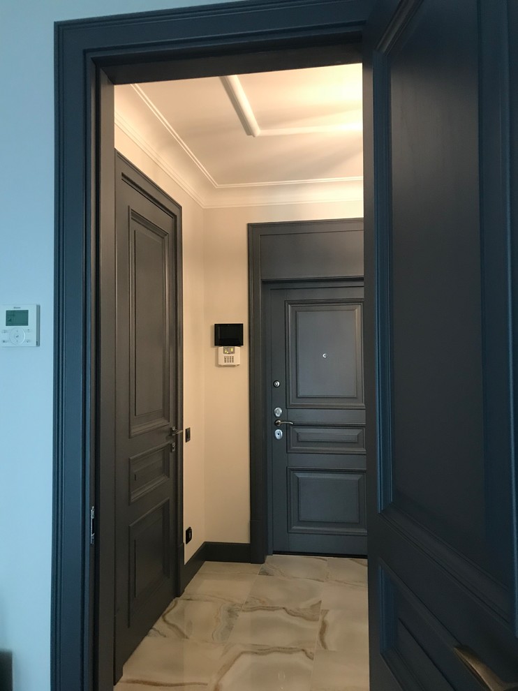 Foto på en funkis entré, med grå väggar, klinkergolv i keramik, en enkeldörr, en svart dörr och blått golv