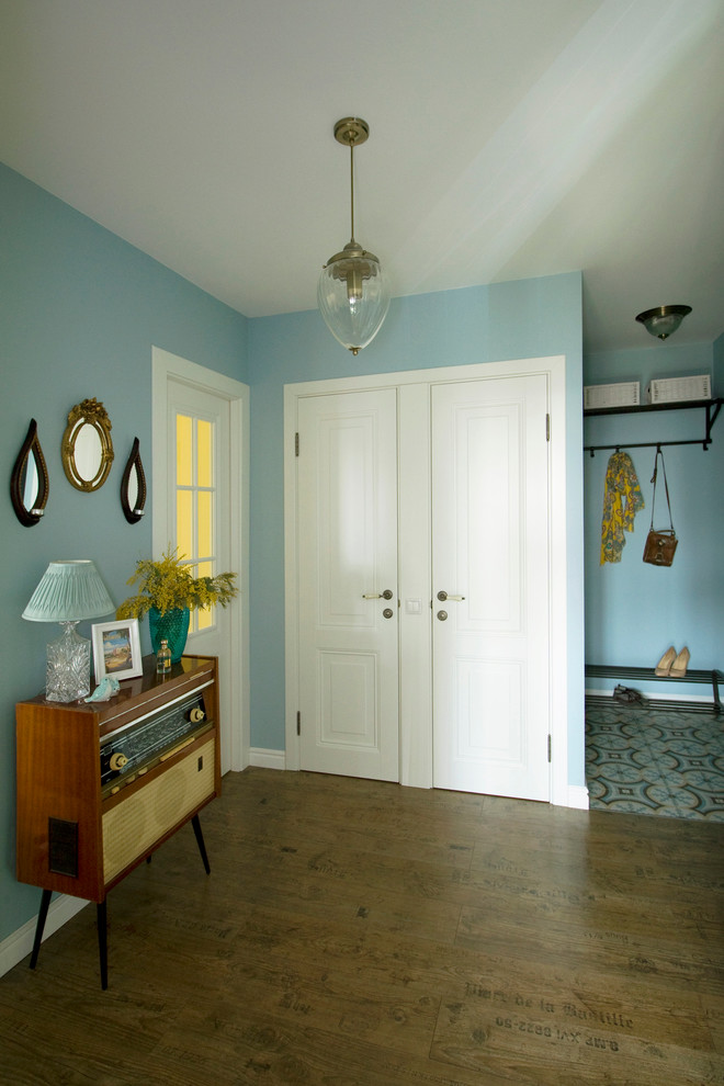 Источник вдохновения для домашнего уюта: прихожая в стиле ретро с синими стенами и полом из керамической плитки