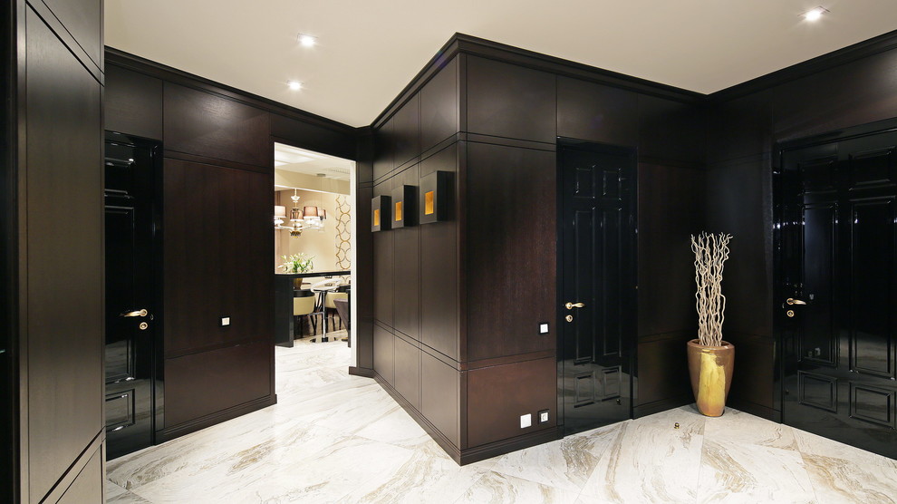 Ejemplo de vestíbulo clásico renovado de tamaño medio con paredes negras, suelo de baldosas de porcelana, puerta simple, puerta negra y suelo gris