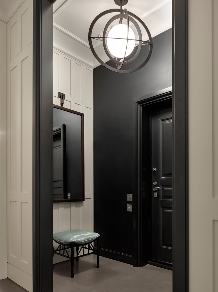 Ispirazione per una porta d'ingresso classica con pareti nere, una porta singola, una porta nera e pavimento grigio
