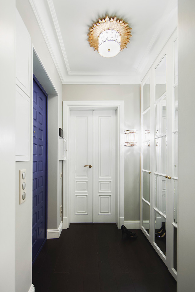 На фото: входная дверь в стиле неоклассика (современная классика) с серыми стенами, одностворчатой входной дверью и синей входной дверью