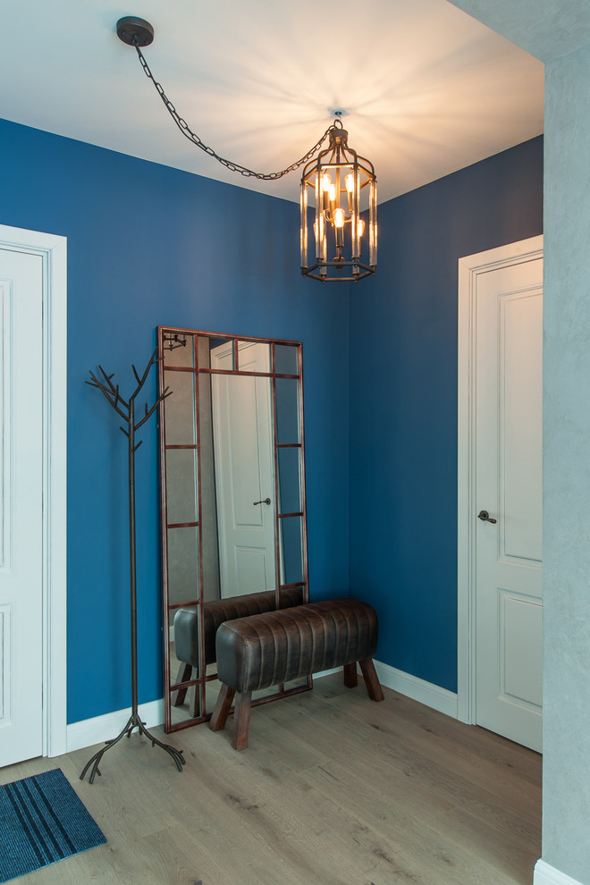 Imagen de entrada actual de tamaño medio con paredes azules, puerta simple y puerta blanca