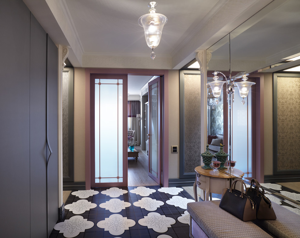 Esempio di un corridoio classico di medie dimensioni con pareti grigie e pavimento in gres porcellanato