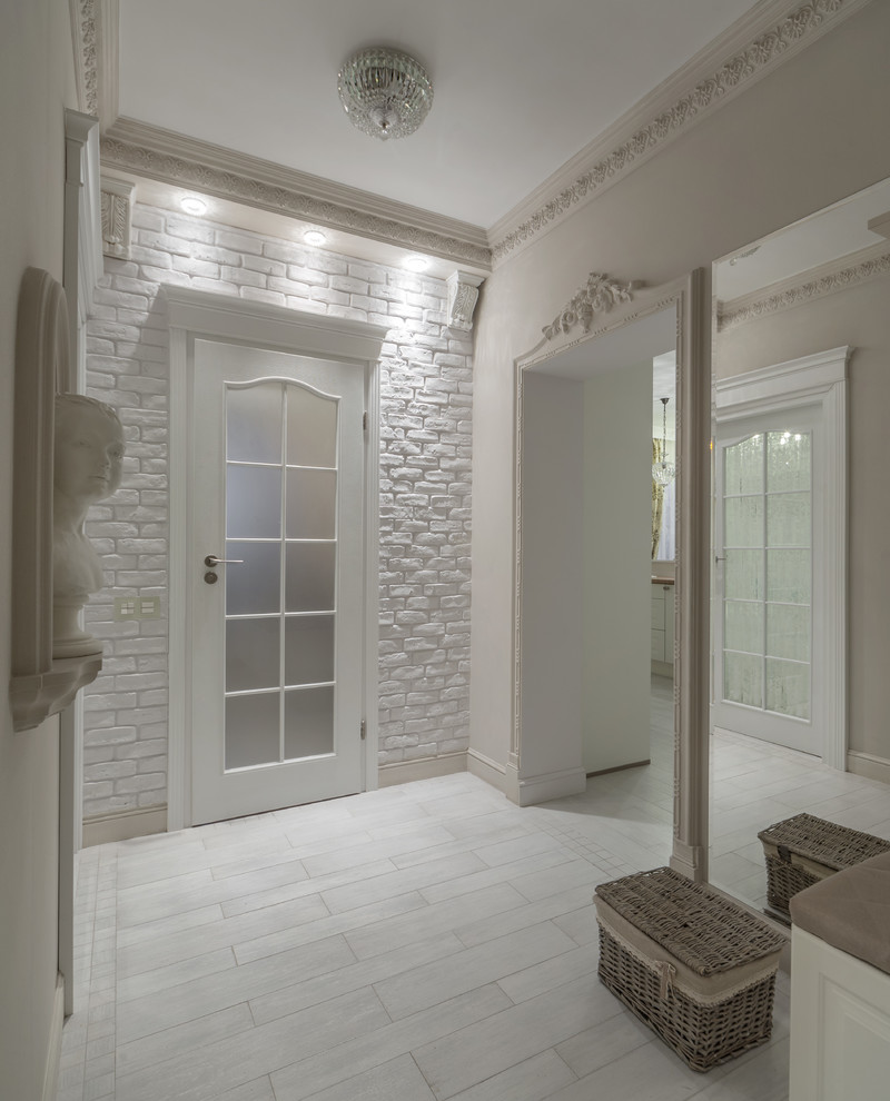 Esempio di un ingresso o corridoio classico con pareti bianche e pavimento bianco