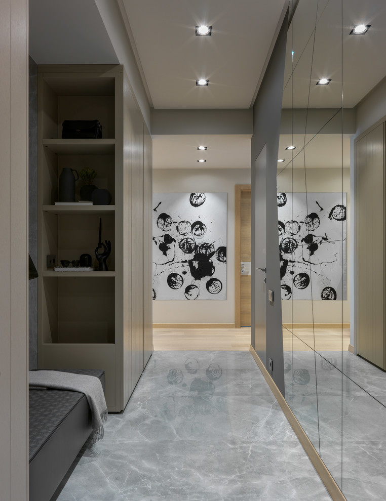 Foto på en stor minimalistisk hall, med grå väggar och grått golv