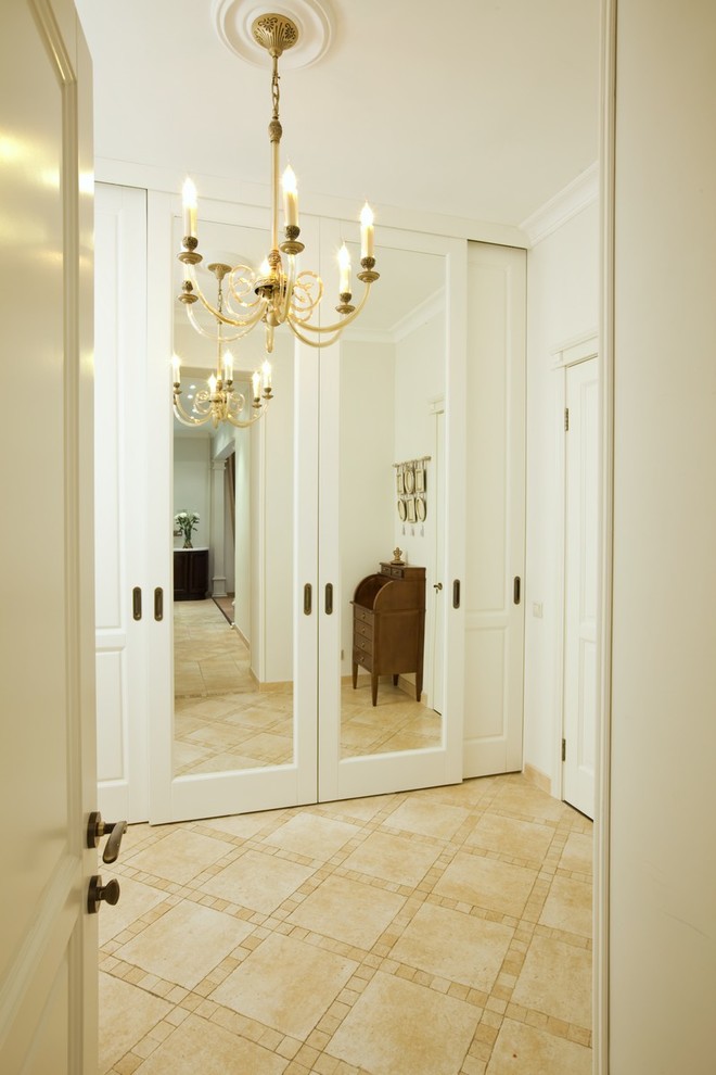 На фото: узкая прихожая среднего размера в современном стиле с бежевыми стенами, полом из керамической плитки и белой входной дверью