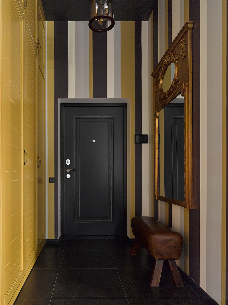 Bild på en eklektisk ingång och ytterdörr, med flerfärgade väggar, en enkeldörr och en svart dörr