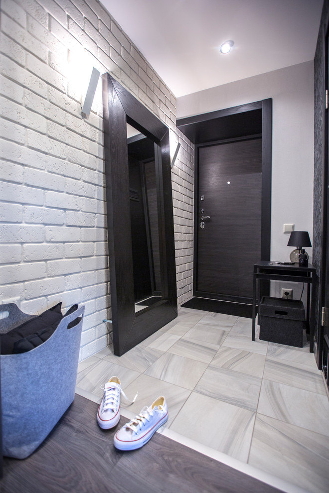 Imagen de puerta principal contemporánea con paredes blancas, puerta simple, puerta negra y suelo gris