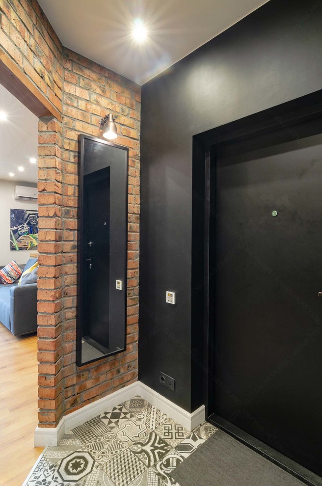 Idée de décoration pour une petite porte d'entrée urbaine avec un mur noir, un sol en carrelage de céramique, une porte simple, une porte noire et un sol gris.
