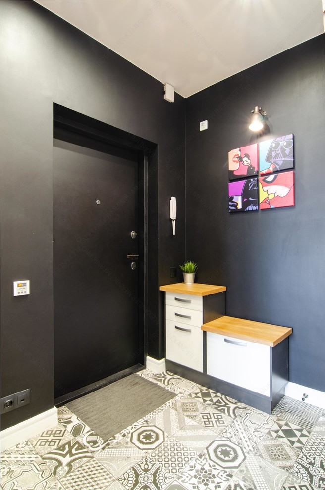 Idee per una piccola porta d'ingresso industriale con pareti nere, pavimento con piastrelle in ceramica, una porta nera, pavimento grigio, una porta singola e carta da parati