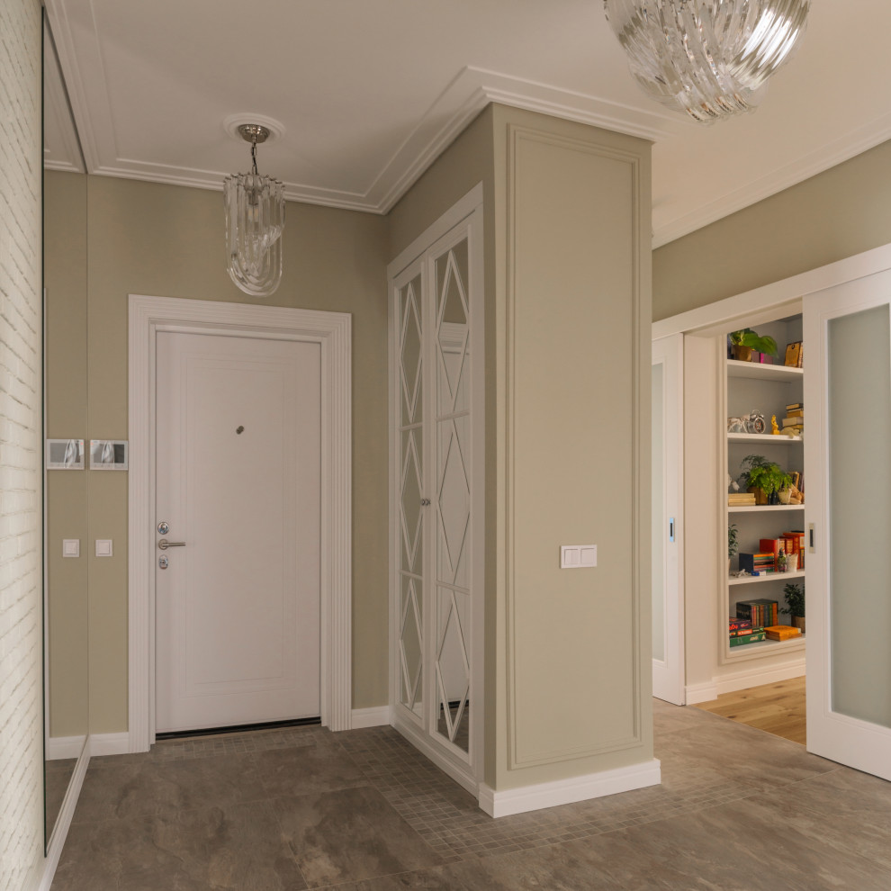 На фото: входная дверь со шкафом для обуви в современном стиле с бежевыми стенами, одностворчатой входной дверью, белой входной дверью и коричневым полом
