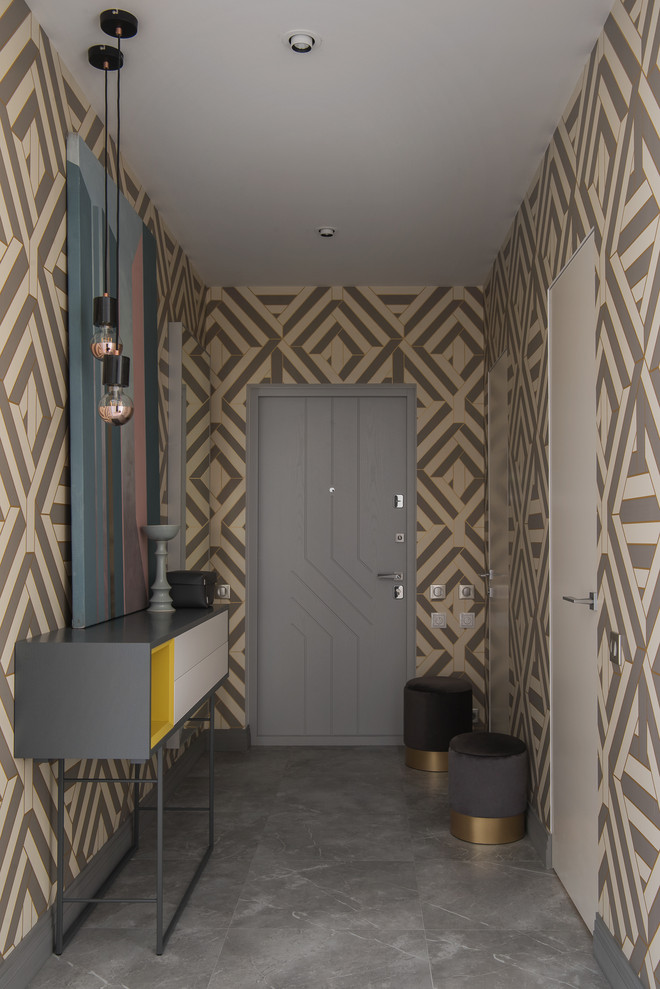 Réalisation d'une entrée design de taille moyenne avec un sol en carrelage de porcelaine, une porte grise, un sol gris, une porte simple, un couloir et un mur multicolore.