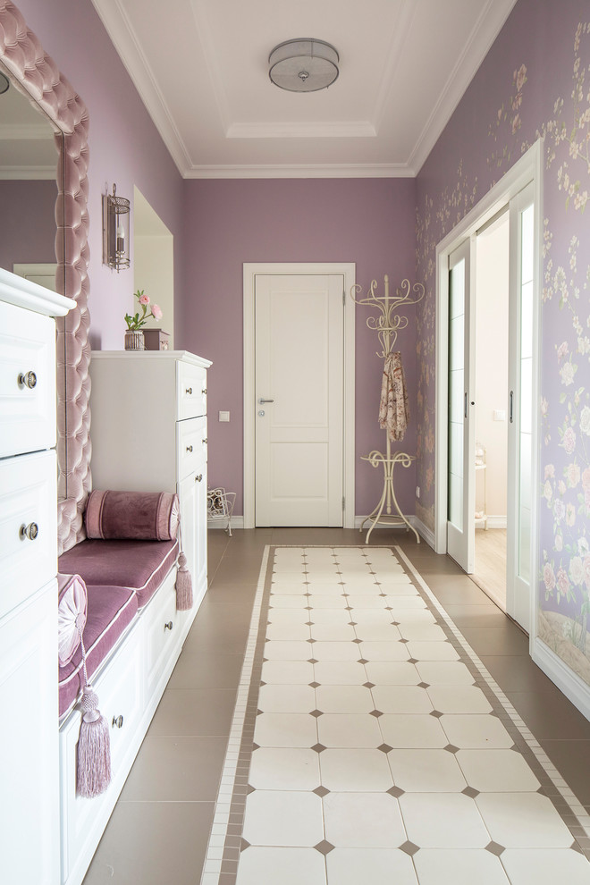 Idée de décoration pour une petite entrée tradition avec un couloir et un mur violet.