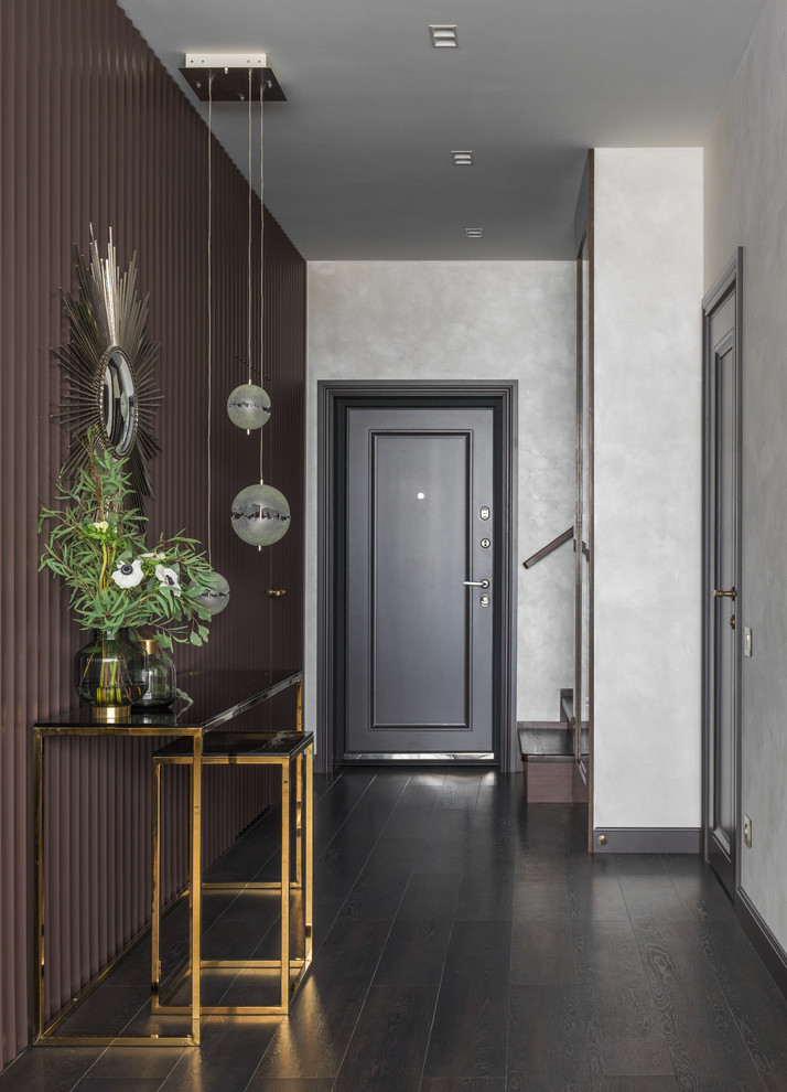 Foto de hall contemporáneo con suelo de madera oscura, puerta simple, puerta negra y paredes marrones