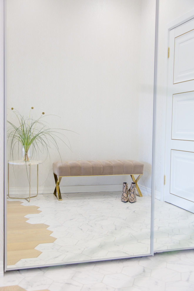 Idée de décoration pour une porte d'entrée design de taille moyenne avec un mur blanc, un sol en carrelage de céramique, une porte simple, une porte blanche et un sol blanc.