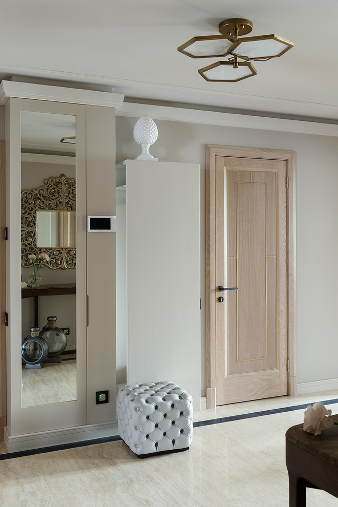 Modelo de hall tradicional renovado de tamaño medio con paredes grises, suelo de travertino, puerta simple, suelo beige y puerta de madera clara