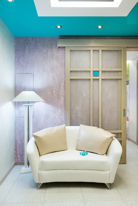Foto di un ingresso eclettico di medie dimensioni con pareti con effetto metallico, pavimento con piastrelle in ceramica, una porta singola, una porta in legno chiaro e pavimento grigio