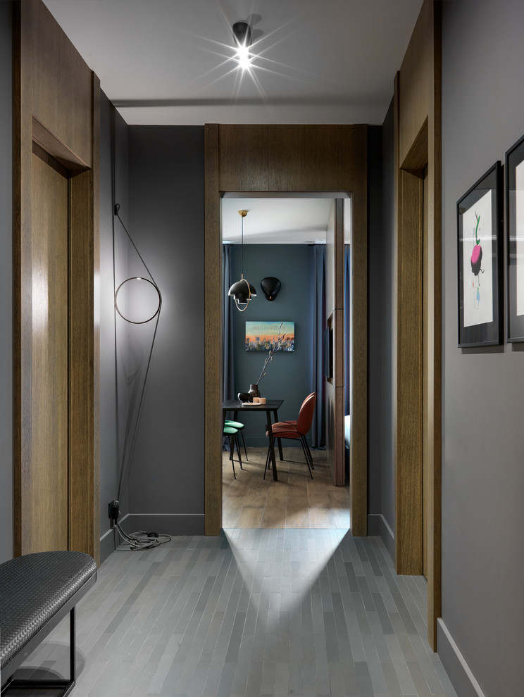 Foto di un corridoio minimal di medie dimensioni con pareti viola, pavimento con piastrelle in ceramica e pavimento grigio