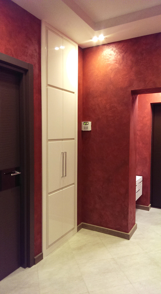 Idéer för en liten modern hall, med röda väggar, klinkergolv i keramik, en enkeldörr och en brun dörr