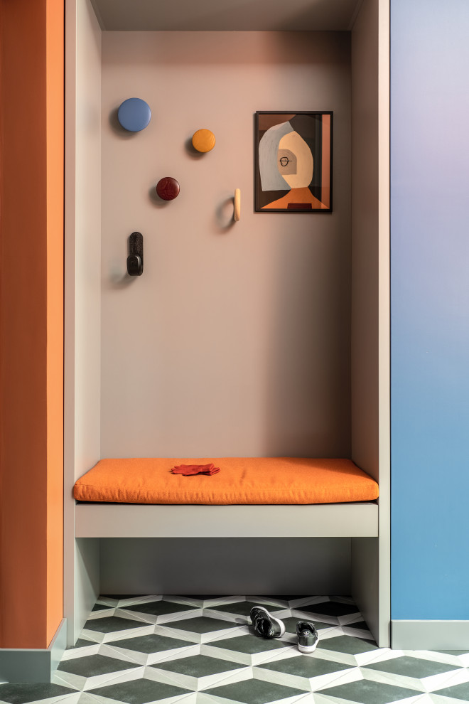 Inspiration för en stor funkis hall, med orange väggar, klinkergolv i keramik och flerfärgat golv