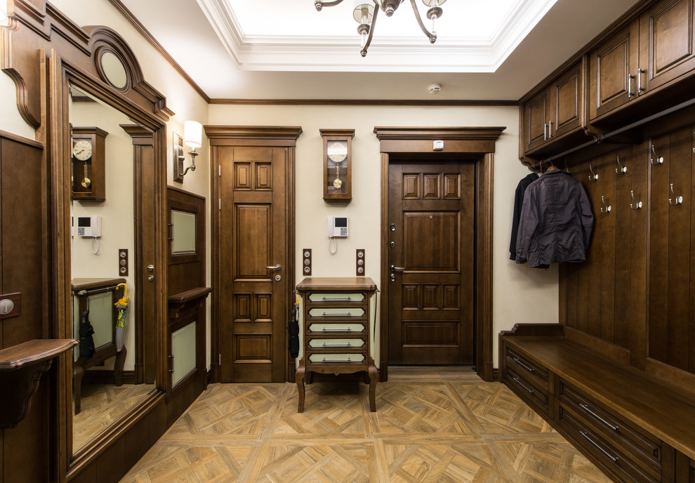 Modelo de puerta principal tradicional renovada de tamaño medio con paredes beige, suelo de baldosas de cerámica, puerta simple, puerta de madera en tonos medios y suelo marrón