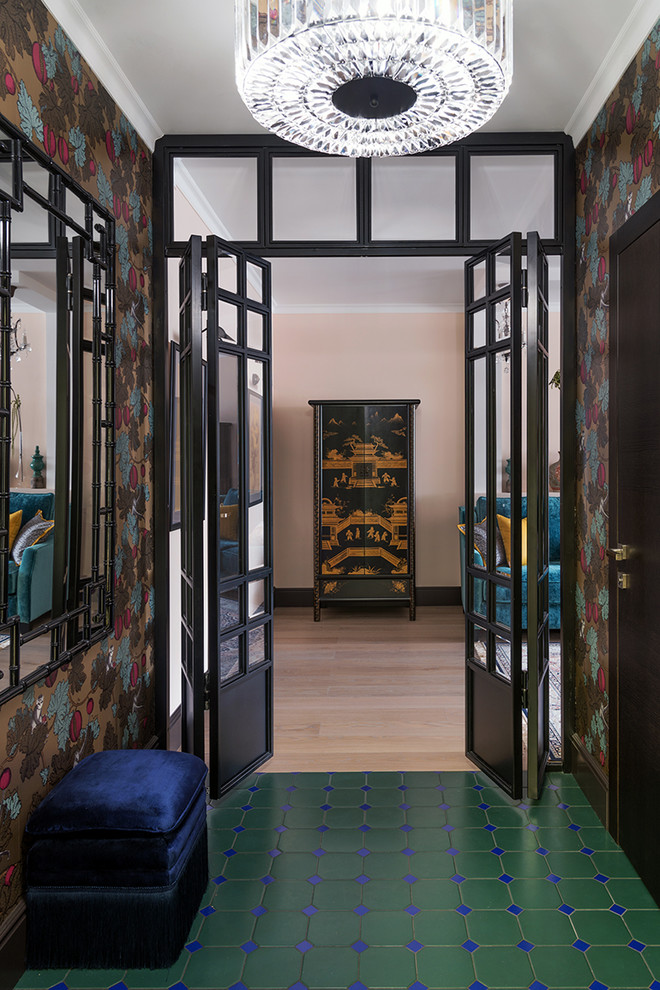 Diseño de hall ecléctico pequeño con suelo de baldosas de cerámica y suelo verde