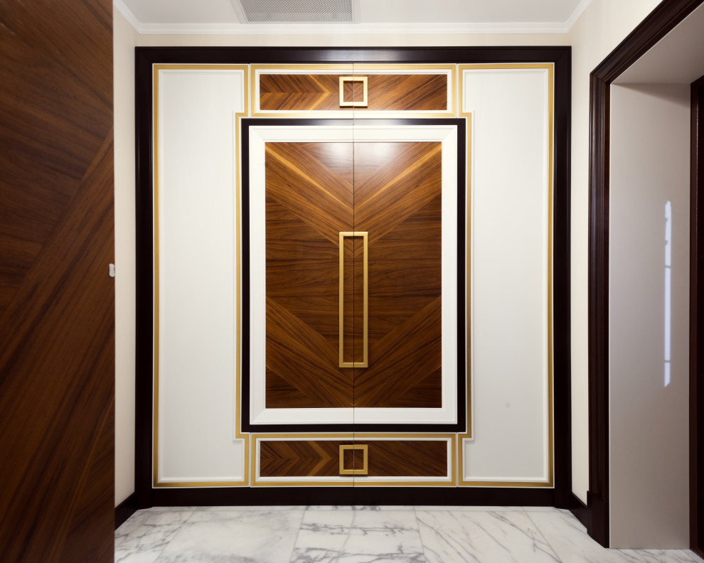 Foto di un ingresso con vestibolo minimal di medie dimensioni con pareti beige, pavimento in marmo, una porta singola, una porta in legno scuro e pavimento bianco
