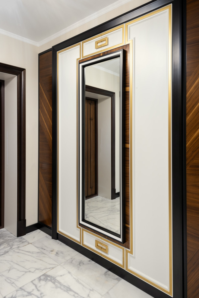 Esempio di un ingresso con vestibolo contemporaneo di medie dimensioni con pareti beige, pavimento in marmo, una porta singola, una porta in legno scuro e pavimento bianco